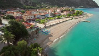 Yunanistan 'ın Kefalonia adasındaki Poros kasabasının havadan görünüşü. Poros City rıhtımında güneşli bir günde Sefalonya adasında, İyon Denizi, Yunanistan. Uzaktan kumandalı araç görüntüsü