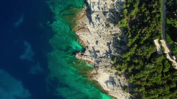 Сверху Вниз Воздушный Вид Ионическое Море Скалистое Побережье Удивительной Бирюзовой — стоковое видео