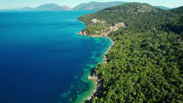 希腊凯法隆尼亚岛上美丽的爱奥尼亚海岸的空中景观 沿着海岸线穿过森林和海岸 海水碧绿碧绿 希腊赞特岛的旅游目的地 — 图库视频影像