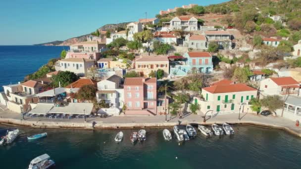 ギリシャケファロニア島のアソスの美しい村 セファロニア島 イオニア海 ギリシャの晴れた日にアソスの町のウォーターフロントの空中ビュー — ストック動画