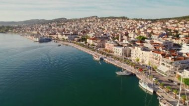 Yunanistan 'ın İyon adaları, Cefalonia adasının başkenti Argostoli kentinin insansız hava aracı görüntüsü. Yunanistan 'ın Kefalonia adasında gün batımında Argostolion kasabası manzarası.