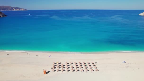 ケファロニア島 イオニア海 ギリシャの晴れた夏の日に美しいマートスビーチ ドローンの映像だ 美しいターコイズブルーの海のほとりの牧歌的な白い砂浜 — ストック動画