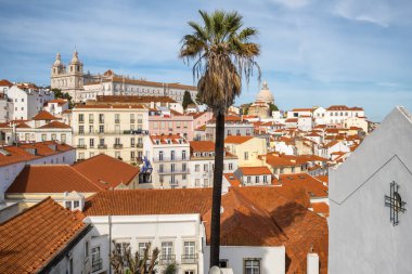 Portekiz 'de güneşli bir günde Lizbon şehri manzarası. Lizbon 'un eski şehir siluetinin ünlü manzarası. Lisboa şehrinde sabah Alfama 'da tarihi bölge.