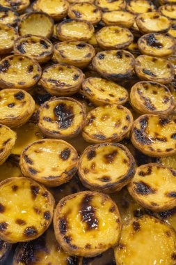 Tezgahta kremalı taze pişmiş geleneksel Portekiz tatlı Pastle de Nata. Portekiz kremalı tartları Pasteis de nata