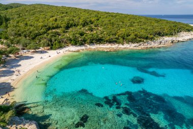 Fiskardo kasabası, Kefalonia adası, İyon denizi, Yunanistan yakınlarındaki güzel Emplisi plajlı inanılmaz bir deniz manzarası. Mükemmel bir yaz tatili yeri.