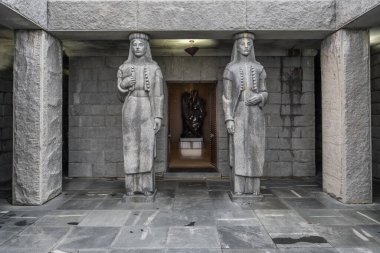 Lovcen, Karadağ - 17 Kasım 2022: Karadağ 'ın Lovcen Ulusal Parkı' ndaki Lovcen Dağı 'nın tepesindeki Njegos Anıtmezarına Giriş