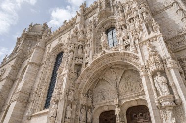 Portekiz Lizbon 'daki Jeronimos Manastırı' nın tarihi cephesi. Hieronymus Manastırı, Mosteiro dos Jeronimos, Lizbon Belem Bölgesi, Portekiz. Ünlü Lisboa simgesi, Unesco Heritage sitesi