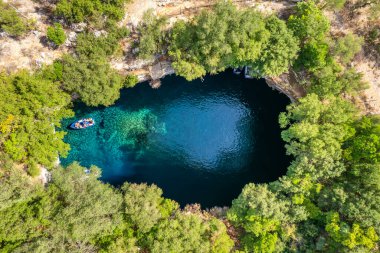 Yunanistan 'ın Kefalonia adasındaki ünlü Melissani Gölü. Yunanistan 'ın Kefalonya adasındaki Karavomylos köyündeki Melissani Mağara Gölü' nün insansız hava aracı görüntüsü.