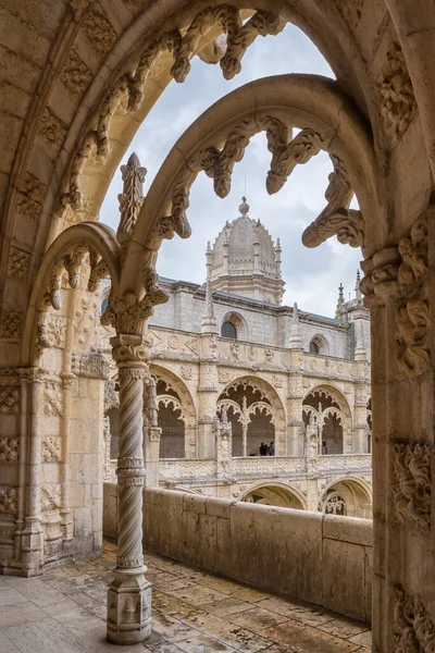 ポルトガルのリスボンのベレン地区にあるヒエロニムス修道院の回廊の中庭にある美しい繰り返しのアーチ型アーチ型天井 有名なリスボンのランドマークとユネスコ遺産 — ストック写真