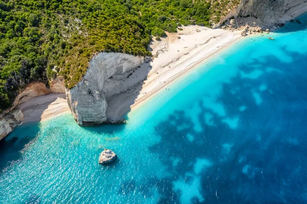 希腊爱奥尼亚海Kefalonia岛上偏远的Fteri海滩 拥有白色沙滩 高高的石灰岩悬崖和令人赞叹的碧绿海水的美丽海岸的空中景观 希腊塞法利亚岛 — 图库照片