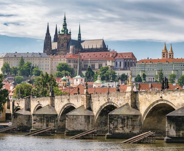 チェコ共和国夏のカレル橋とプラハ城 プラハ城とカルロヴィ ヴァリ川にかかるプラハの街並みを一望できます ヨーロッパの旅行先 — ストック写真