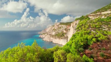 Yunanistan 'da yüksek uçurumlar ve turkuaz deniz suyuyla güzel bir Zakynthos adası manzarası. Yunanistan 'daki Zante adasının varış noktası. Yavaş havadan çekim