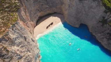Yunanistan 'ın Zante kentindeki ünlü enkaz gemisi ile birlikte Navagio plajının havadan görüntüsü. Zakynthos Adası, İyon Denizi, Yunanistan 'daki Navagio Batık Plajı. 