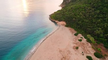 Yunanistan 'ın Zakynthos adası yakınlarındaki Marathonisi Adası' nda turkuaz deniz suyu bulunan küçük bir sahil manzarası. İyon Denizi, Zante 'de gün doğumunda Maraton Adası. 