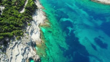 Fiskardo kasabası, Kefalonia adası, İyon denizi, Yunanistan yakınlarındaki güzel Emplisi plajlı inanılmaz bir deniz manzarası. Hava aracı yörünge atışı. Mükemmel bir yaz tatili yeri.