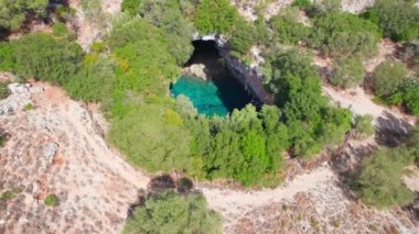Yunanistan 'ın Kefalonia adasındaki ünlü Melissani Gölü. Yunanistan 'ın Kefalonya adasındaki Karavomylos köyündeki Melissani Mağara Gölü' nün insansız hava aracı görüntüleri.