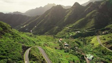 İspanya 'nın Kanarya Adaları, Tenerife' nin kuzeyindeki Yılan Yolu 'ndaki yeşil volkanik manzaranın havadan görüntüsü. Gün batımında Tenerife 'de dağ yolu. 