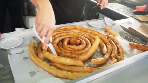 Chef Vágás Frissen Sült Churros Kisebb Darabokra Kávézóban Tenerife Kanári — Stock videók