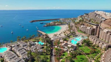 Playa de la Verga sahilinin havadan görünüşü, Gran Canaria, Kanarya Adaları, İspanya. Kanarya adalarında lüks tatil yerleri. Atlantik Okyanusu 'ndaki turkuaz deniz suyu plajı ve büyük otel kompleksleri