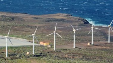 İspanya 'nın Kanarya Adaları, Tenerife' de rüzgarda dönerek elektrik üreten rüzgar türbinleri. Yel değirmenleri güçlü rüzgarlardan güç üretiyor. Yeşil, ekolojik, alternatif enerji. 