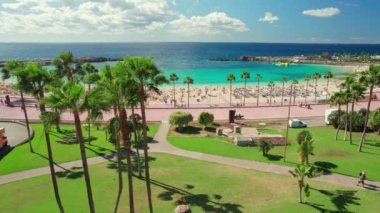 Playa de Amadores sahilinin havadan görünüşü, Gran Canaria, Kanarya Adaları, İspanya. Kanarya adalarında lüks tatil yerleri. Palmiye ağaçları, gezinti güvertesi ve turkuaz deniz suyu plajı.