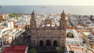 Santa Ana de Canarias Katedrali 'nin Gran Canaria adasındaki hava manzarası. Saint Ana Meydanı ve tarihi katedral, Las Palmas şehri. Las Palmas şehrinin hava gündoğumu manzarası.