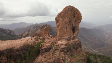 Roque Nublo 'nun havadan görünüşü, Tejeda, Gran Canaria, Kanarya adaları, İspanya' daki volkanik bir kaya. Bulutlu bir günde Roque Nublo kaya oluşum manzarası. Popüler yürüyüş parkuru. Yörünge drone atışı