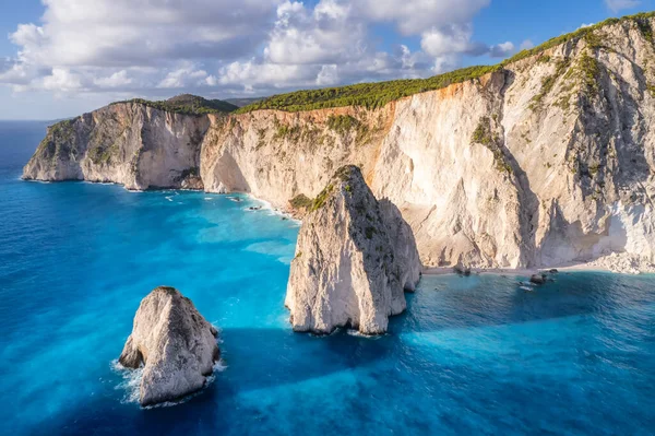 希腊爱奥尼亚海Zakynthos岛上的Keri悬崖 美丽的Akra Keri岩石在Zante的海里 Zante希腊岛海岸蓝绿色海水的无人驾驶飞机图像 — 图库照片