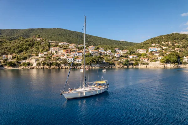 在希腊爱奥尼亚海Kefalonia的Ithaca岛上一个风景如画的Kioni村驾驶帆船 日出时分伊哈基度假城的宜人风景 典型的希腊风景 — 图库照片