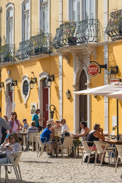 葡萄牙塔维拉 2022年4月10日 塔维拉镇沿里约吉洛河边舒适的室外咖啡馆 人们在一个阳光明媚的春日在那里吃喝 葡萄牙缓慢的旅行目的地 — 图库照片