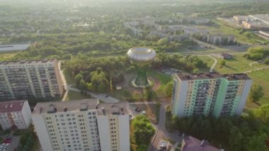 Tarnow 'daki su kulesi, Malopolskie Voyvoda, Polonya. Tarnow 'un yerleşim bölgesindeki Bania adlı su tankının hava görüntüsü. Alışılmadık kentsel modernist mimari binası.