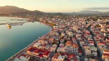 Yunanistan 'ın Zante adasındaki Zakynthos kasabasının hava manzarası. Zakynthos şehrinin güneş doğarken çekilmiş insansız hava aracı görüntüleri. Yörünge atışı. Yunan tatil beldesi
