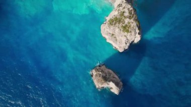 Zakynthos Adası, İyon Denizi, Yunanistan 'daki Keri kayalıklarının yukarıdan görünen görüntüsü. Keri Sahili yakınlarındaki Zakynthos Adası 'nın Rocky sahili. Turkuaz suyu ve kireçtaşı kayalıkları olan İyon Denizi, Yunanistan.