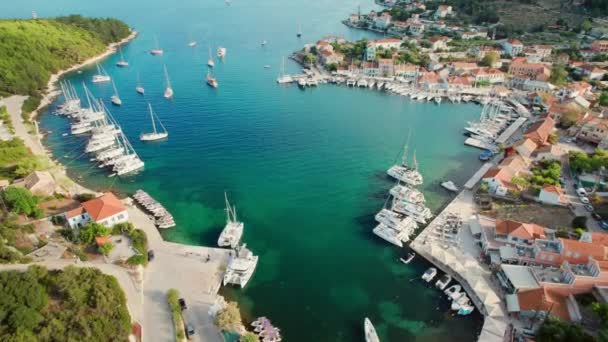Aerial View Picturesque Fiskardo Village Port Kefalonia Island Greece Sail — Vídeo de Stock