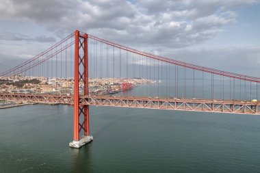 Lizbon, Portekiz 'deki 25 de Abril Köprüsü' nün havadan görüntüsü. Köprü, Lisboa şehrini Tejo Nehri 'nin sol kıyısındaki Almada belediyesine bağlıyor..