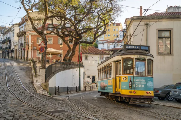 葡萄牙里斯本 2022年3月30日 葡萄牙里斯本鹅卵石街上的旧黄色复古电车 利斯波市的街景 传统的历史缆车载着乘客 — 图库照片