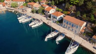 Yunanistan 'ın İyon Denizi' ndeki Kefalonia adasındaki Agia Effimia köyünün limanına yelken açmak. Agia Effimia marinası, Cephalonia 'da demirlemiş yatların hava manzarası.