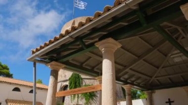 Yunanistan 'ın Zakynthos adasındaki Rum Ortodoks Bakire Anafonitria Manastırı' nın görüntüleri açıklanıyor. Yavaş çekim, sabit çekim. Yunanistan Ulusal Bayrağı Kulede. 