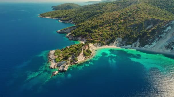 Luchtfoto Van Prachtige Rotsachtige Schiereiland Turquoise Kleur Ionische Zee Buurt — Stockvideo