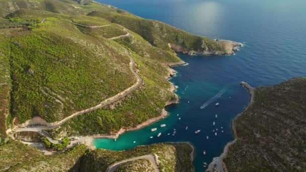 Widok Lotu Ptaka Piękną Zatokę Porto Vromi Licznymi Statkami Rybackimi — Wideo stockowe