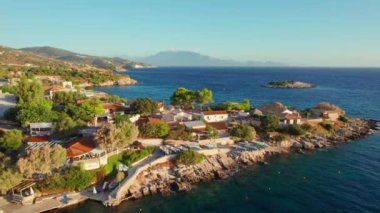 Zakynthos Adası, Yunanistan, Avrupa 'da gün batımında Mikro Nisi köyü. Hava görüntüsü. Zante adasında turkuaz deniz suyu olan küçük bir körfez. Yunan tatil beldesi