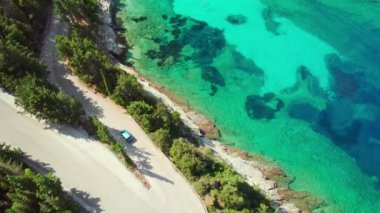 Balıkçı kasabası, Kefalonia adası, İyon denizi, Yunanistan yakınlarındaki güzel Emplisi plajı olan inanılmaz deniz koyuna giden kıyı yolunun havadan görünüşü. Mükemmel bir yaz tatili yeri.