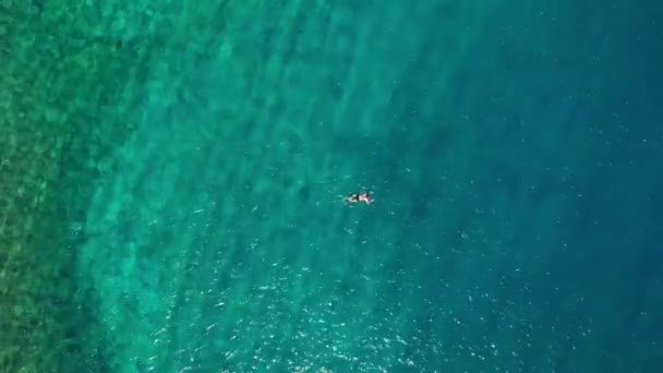 Góry Dół Widok Kobiety Pływającej Turkusowej Wodzie Morskiej Grecji Plaża — Wideo stockowe