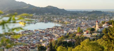 Yunanistan 'ın Zante adasındaki Zakynthos kentinin panorama manzarası. Kutsal Panagia Kilisesi Pikridiotissa ve Zakynthos şehrinin güzel manzarası gün doğumunda.