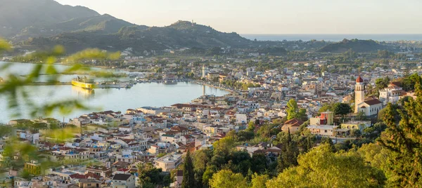 ギリシャのザンテ島のザキントス市のパノラマビュー パナギアの聖教会ピクリディオティッサと日の出ザキントス町の美しい街並み — ストック写真
