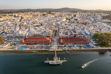 Olhao şehrinin hava aracı görüntüsü. Güneş doğarken Ria Formosa 'nın iki pazar binası, Algarve bölgesi, Portekiz..