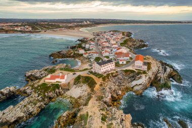 Portekiz 'in batı kıyısındaki Peniche kasabası yakınlarındaki Baleal yarımadasının hava manzarası. Portekiz 'deki Kayalık Baleal Adası' nın insansız hava aracı fotoğrafı. Portekiz seyahat ve sörf merkezi.