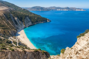 Yunanistan 'ın İyon Denizi' ndeki Kefalonia adasındaki ünlü Myrtos plajının en iyi manzarası. Sefalonya Yunan adasında turkuaz deniz suyuyla Myrtos Sahili