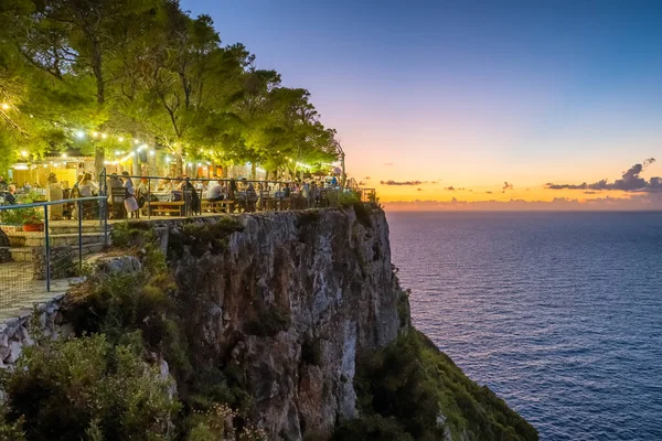 ギリシャのザンテ 9月28 2022 ザキントス島の海岸とイオニア海 ギリシャの息をのむような夕日の景色を望む高い崖の上に日没ミカリタヴェルナ ギリシャのザンテに居心地の良い屋外レストラン — ストック写真