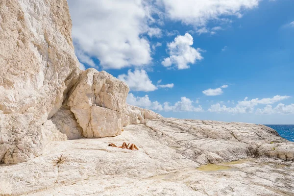 Pareja Identificada Tomando Sol Costa Rocosa Piedra Caliza Isla Zakynthos — Foto de Stock